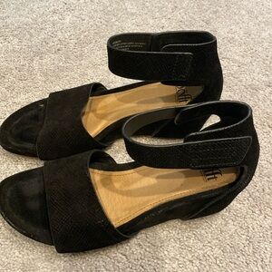 Sofft black wedge sandal size 7 in EUC